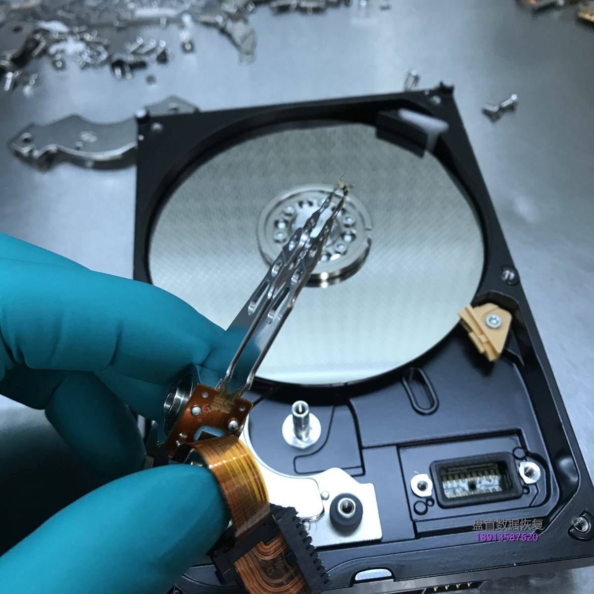 电脑主机箱被踢倒了导致WD3200AAJS台式机硬盘损坏进行开盘数据恢复成功