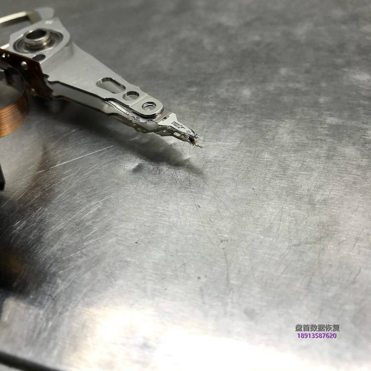 西部数据硬盘磁头损坏磕伤盘片开盘后进行盘体热交换并数据恢复成功