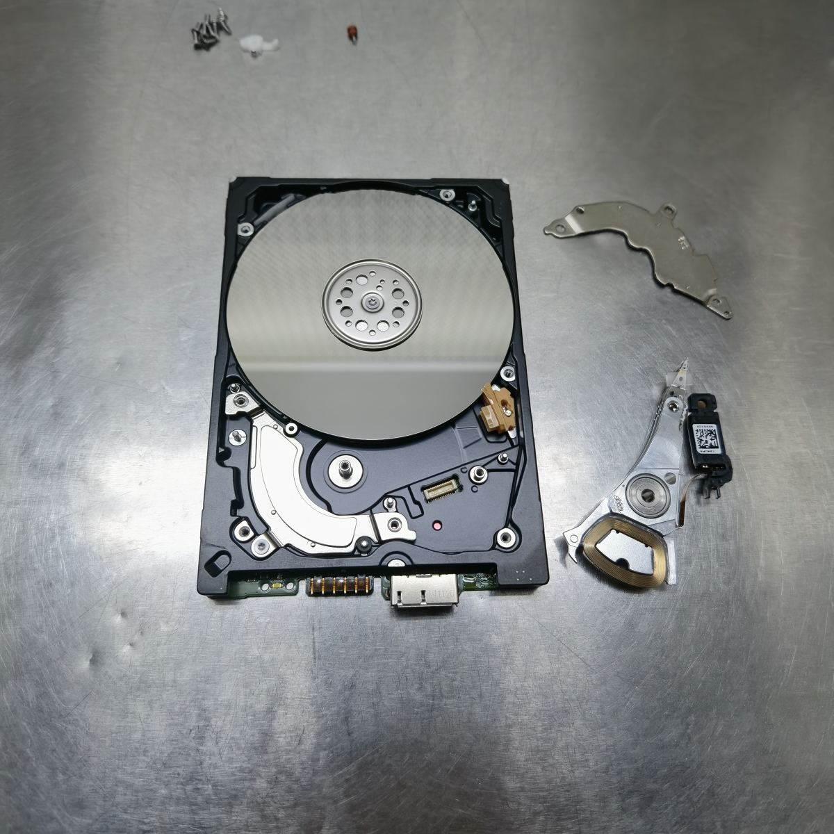 WDBUZG0020BBK西部新元素2TB移动硬盘摔了一就读不出来了开盘数据恢复成功