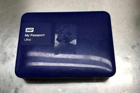 西部数据移动硬盘My Passport Ultra接到电脑里打不开分区,点击盘符电脑卡死