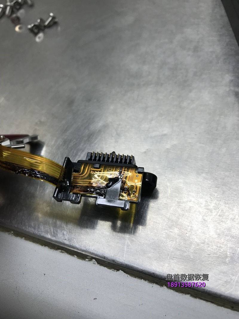 自动草稿-25 WD5000AAKX电源插反导致硬盘烧坏,电路板明显烧坏 拆开硬盘盘体后发现硬盘里面的磁头也烧成焦炭了