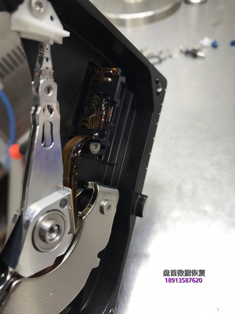 自动草稿-25 WD5000AAKX电源插反导致硬盘烧坏,电路板明显烧坏 拆开硬盘盘体后发现硬盘里面的磁头也烧成焦炭了